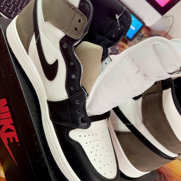 Air Jordan 1 mocha main image 10